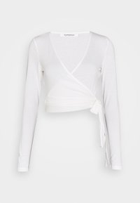 Blusa branca de manga longa em tecido suave, com um decote profundo em V e um detalhe amarrado na cintura para um ajuste ajustável.
