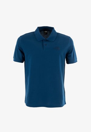 Camisa polo azul marino de algodón con cuello, tapeta de dos botones, mangas cortas y un sutil logo en el pecho.