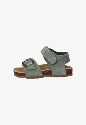 Lichtgroene suède kindersandalen met verstelbare gesp en klittenbandbandjes, kurken voetbed en rubberen zool, zijaanzicht op witte achtergrond.