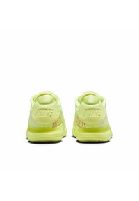 Scarpe da ginnastica Nike di un giallo brillante con tomaia in rete, dettagli testurizzati e tallone sagomato. Presentano un logo in rilievo e decorazioni multicolore sui lati.