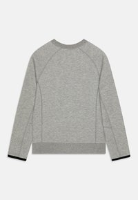 Grå långärmad sweatshirt med rund hals och raglanärmar. Har en kontrasterande svart rem vid ärmsluten och ett något texturerat tyg.