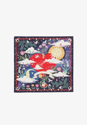 Zijden sjaal met zon, maan, wolken, rood hart, bloemen, vogels, cupido's en een "FREYA"-banier op een donkerblauwe achtergrond met een decoratieve rand.