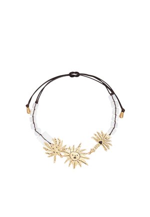 Regulowana czarna bransoletka z białymi koralikami i trzema zawieszkami w kolorze złotym: słońce, krab i palma.