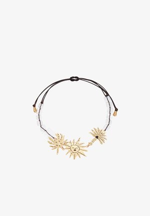 Pulsera de cordón negro ajustable con cuentas blancas y tres charms dorados en forma de sol, cangrejo y palmera.