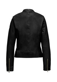 Giubbotto di pelle nera con vestibilità slim, caratterizzato da un colletto alla coreana e polsini con cerniera. Texture liscia e design minimalista, senza loghi visibili.