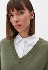 s.Oliver V NECK - Strickpullover - olivgrün