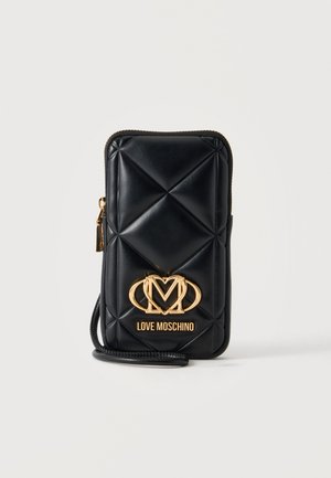 Sort quiltet læder Love Moschino pung med guldløgningslogo og håndledsrem på en ensfarvet lys baggrund.