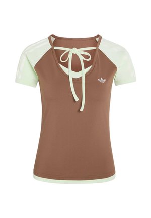 Chemisette marron et vert clair avec encolure dégagée, détail noué à l'avant et petit logo Adidas blanc sur la poitrine.