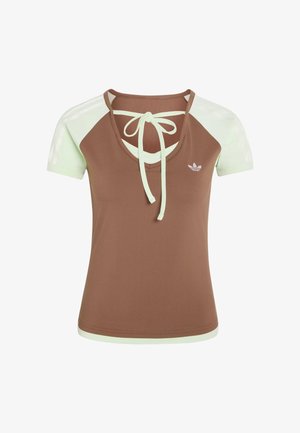 Bruine en lichtgroene T-shirt met korte mouwen, een ronde halslijn, strikdetail aan de voorkant en een klein wit Adidas-logo op de borst.
