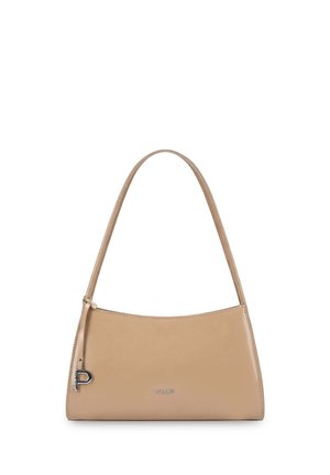 Beige Leder-Schultertasche mit dünnem Riemen, silbernem Logoanhänger an der Seite und dem Markennamen "Picard" vorne.