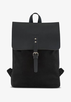 Musta kanva ja nahkareppu, jossa on läppä suljenta, etstrap, jossa on solkiyksityiskohta, sekä säädettävät olkahihnat.