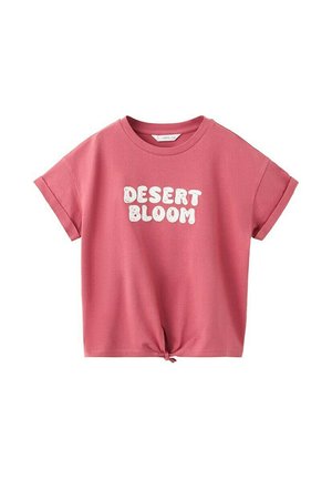 Ružové tričko s krátkym rukávom s otočenými manžetami, s uzlom na prednej strane a bielym textom "DESERT BLOOM" s textúrou na hrudi.