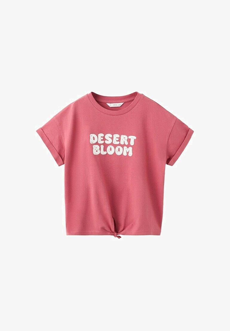 T-shirt rose à manches courtes avec poignets retroussés, nœud à l'avant, et texte blanc texturé "DESERT BLOOM" sur la poitrine.