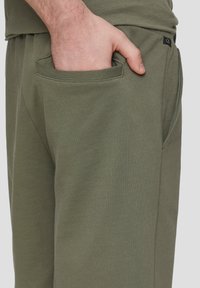 QS Pantalones deportivos - olivgrün