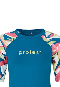 Uimapuku lyhyillä hihoilla turkoosina, jossa on värikkäät trooppiset printti hihat. Siinä on pyöreä pääntie ja "protesti"-logo kullalla edessä.
