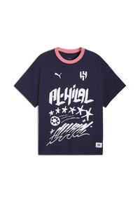 Mørkeblå kortærmet t-shirt med en lyserød krave, der har hvid grafisk tekst og designs, herunder en fodbold og stjerner.