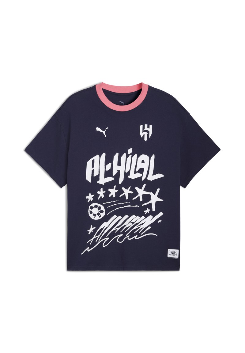 Mørkeblå kortærmet t-shirt med en lyserød krave, der har hvid grafisk tekst og designs, herunder en fodbold og stjerner.