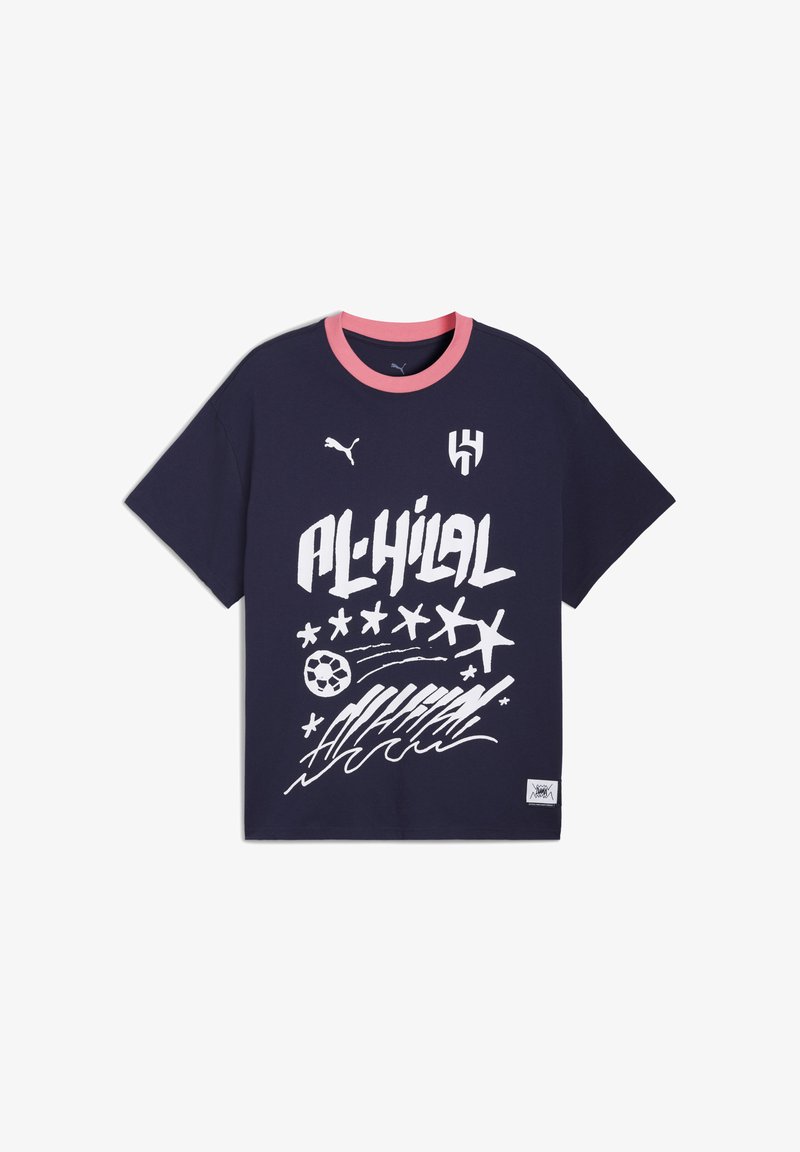 Camiseta de manga corta azul marino con cuello rosa, que presenta texto gráfico blanco y diseños, incluidos un balón de fútbol y estrellas.