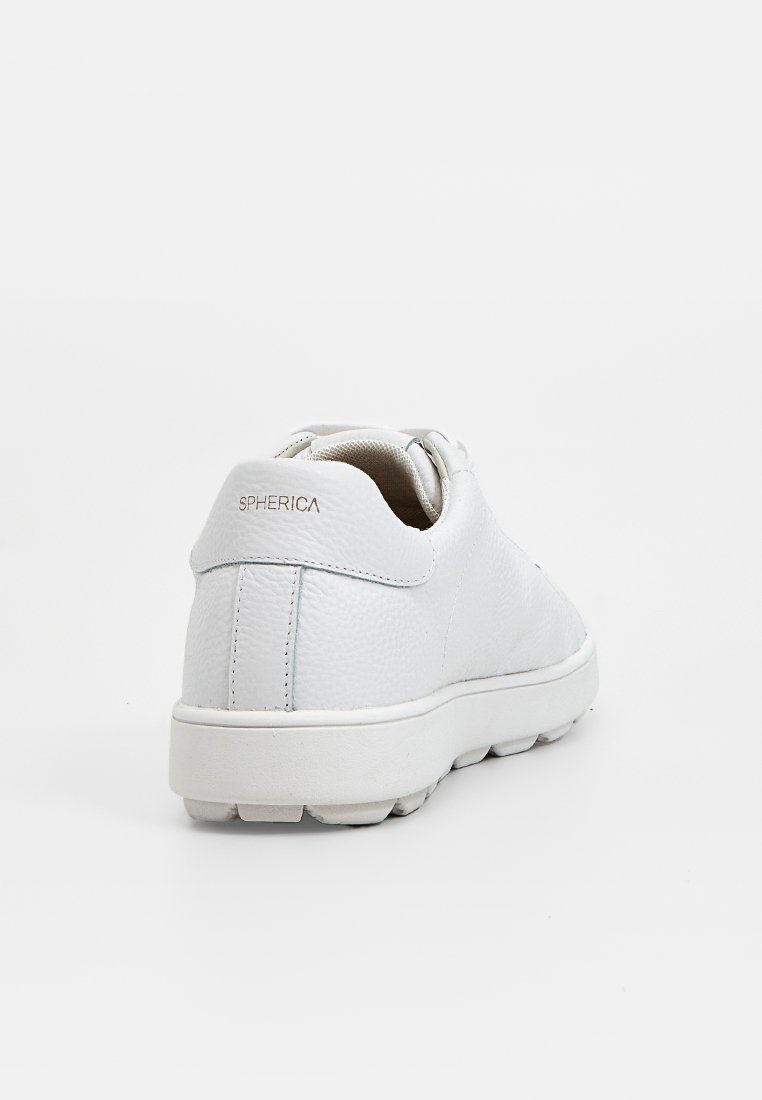 Basket blanche en cuir avec semelle texturée, couture visible et texte "SPHERICA" sur l'onglet du talon, vue d'un angle arrière.
