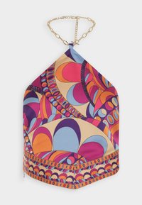 Haut halter en soie à motif géométrique coloré avec une sangle en chaîne dorée et un fermoir à bascule, présentant des nuances d'orange, de violet, de bleu et de beige.