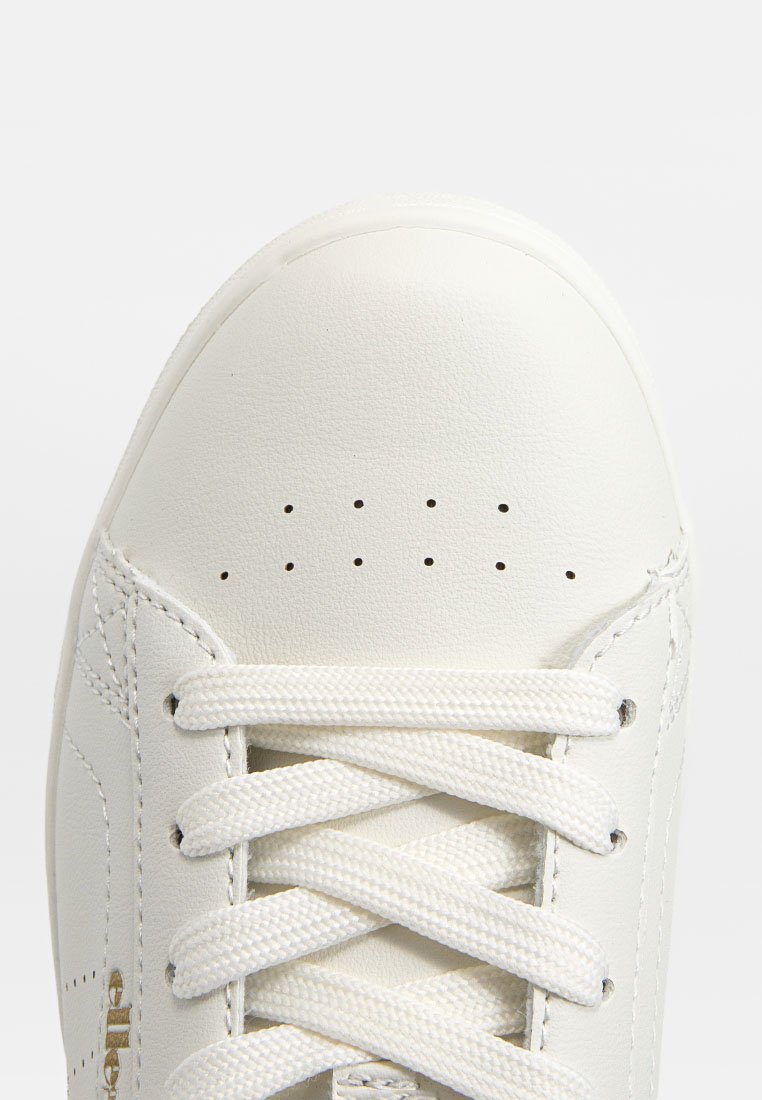 Sneaker in pelle bianca con punta arrotondata, dettagli perforati sulla parte anteriore e lacci bianchi. Presenta un sottile accento di logo dorato.