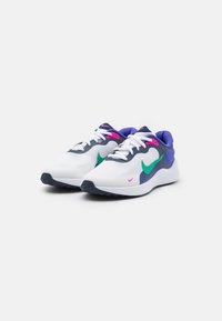 Baskets de sport blanches avec des accents violets, verts et roses. Matériau en maille, col rembourré et semelle en caoutchouc avec un motif texturé.