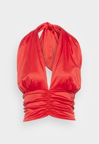 Top halter vermelho feito de cetim com um decote em V profundo, detalhes franzidos na cintura e laços no pescoço para um ajuste ajustável.