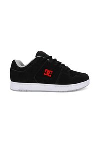 Schwarzer Skateschuh mit weißer Sohle und rotem DC-Logo an der Seite, schwarzen Schnürsenkeln und gepolstertem grauem Innenfutter, seitlich dargestellt.