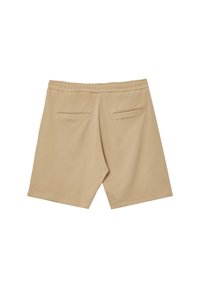 Pantaloni corti in cotone beige con un elastico in vita, dotati di due tasche posteriori e un design a gamba dritta. Texture liscia, stile casual.