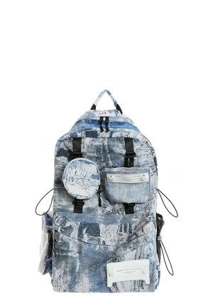Mochila con patrón azul y blanco de acid wash, con múltiples compartimentos con cremallera y accesorios adjuntos en la parte delantera.