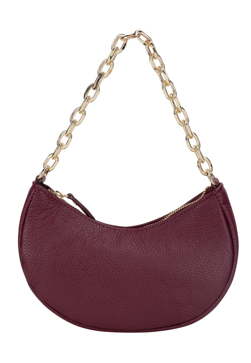 Borsa a tracolla in pelle bordeaux con forma curvata, tracolla in catena dorata e chiusura con zip. Superficie testurizzata con una finitura liscia.