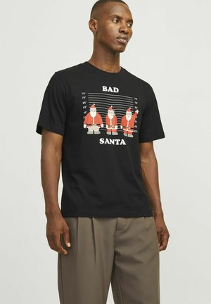 Schwarzes Baumwoll-T-Shirt mit drei Cartoon-Weihnachtsmännern in einer Reihe vor einem weißen Hintergrund. Darüber steht in fetter Schrift "BAD SANTA".