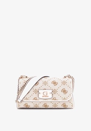 Borsa a tracolla bianca in tessuto con motivo a logo dorato, tracolla in catena argentata e chiusura metallica, caratterizzata da una texture liscia e una forma rettangolare.