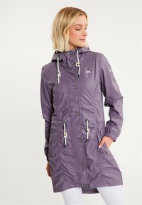 Violetinis nepralaidus vandeniui striukė turi gobtuvą, raištelį, užtrauktukus kišenėse ir elastines rankoves. Tekstūruota su siūlėmis.