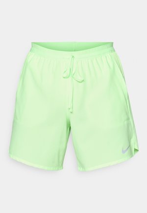 Hellgrüne Sportshorts mit verstellbarem Kordelzugbund und Seitentaschen, versehen mit einem kleinen reflektierenden Nike-Swoosh am linken Bein.