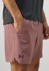 Under Armour VANISH SHORTS - Sport rövidnadrágok - maroon mist/black