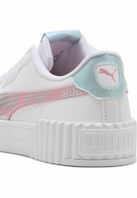 Weißer Sneaker mit einer strukturierten Gummisohle, pastelrosa und blauen Akzenten sowie einem glänzenden, schimmernden PUMA-Logo auf der Rückseite.