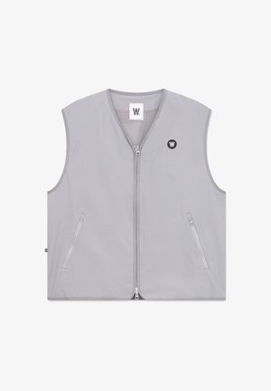 Gilet grigio senza maniche con zip frontale, due tasche laterali e una patch nera con logo sul petto. Tessuto liscio e leggero con fodera in rete.