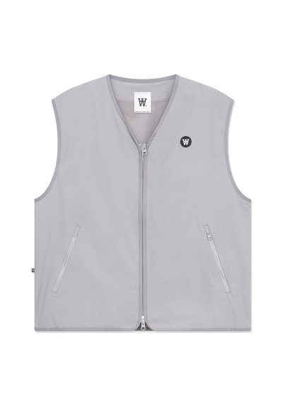Gilet sans manches gris avec une fermeture éclair sur le devant, deux poches latérales et un patch logo noir sur la poitrine. Tissu lisse et léger avec une doublure en mesh.