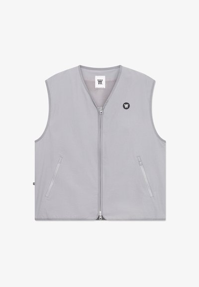 Gilet sans manches gris avec une fermeture éclair sur le devant, deux poches latérales et un patch logo noir sur la poitrine. Tissu lisse et léger avec une doublure en mesh.