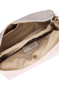 Borsa color beige chiaro con esterno in morbido suede. L'interno presenta scomparti con zip e una fodera in tessuto. Accenti in hardware color oro.