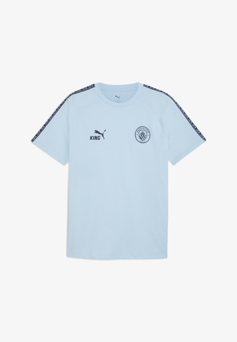 Lichtblauw sportshirt van Manchester City met Puma-logo, tekst "KING" en zwarte gestreepte patronen op de korte mouwen.