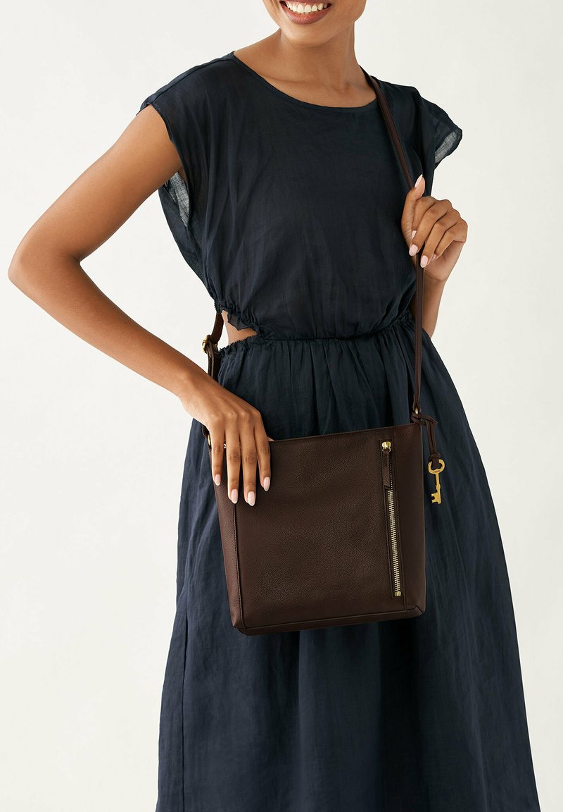 Sac Bandoulière En Cuir Marron Fossil - Occasion En Bon état - Dimensions ~26.5x21.5 Cm