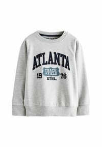 Szara bluza z okrągłym dekoltem i długimi rękawami. Na przodzie znajduje się napis "ATLANTA TRACK & FIELD 1976" w granatowym kolorze z jasnoniebieskimi akcentami.