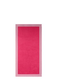 Toalla de baño rosa con un borde a rayas blanco y rosa, textura suave, forma rectangular y color uniforme en toda el área central.
