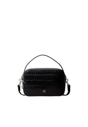 Sac à main rectangulaire noir avec texture crocodile, fermeture éclair argentée, bandoulière amovible et petit logo argenté "cK" à l'avant.