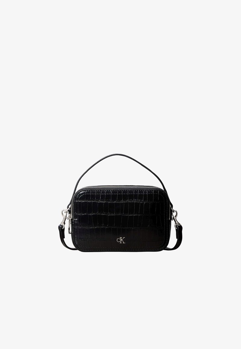 Sac à main rectangulaire noir avec texture crocodile, fermeture éclair argentée, bandoulière amovible et petit logo argenté "cK" à l'avant.