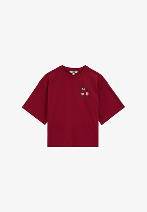 Marhuľovočervené krátke tričko s krátkym rukávom, s malou broskyňovou grafikou a zelenými listami na ľavej strane hrudníka, okrúhlym výstrihom a voľným strihom.