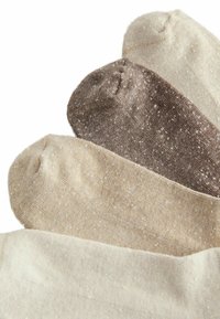 Set aus drei Paar Socken in Beige- und Brauntönen. Strukturierter Stoff mit gesprenkeltem Muster. Abgerundete Zehen und gerippte Bündchen.