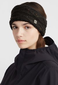 Fascia in maglia nera con motivo testurizzato e sfumature colorate, dotata di un accento con logo argentato. Materiale morbido che offre calore e comfort.